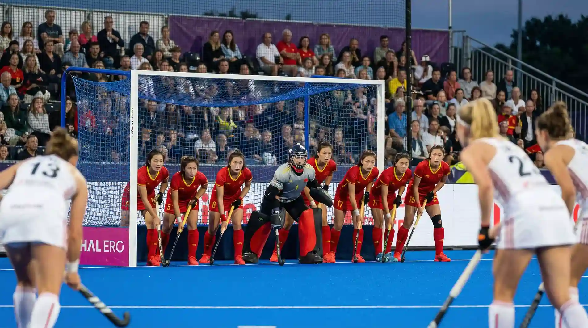 Chinese hockeysters in defensieve formatie tijdens een internationale wedstrijd