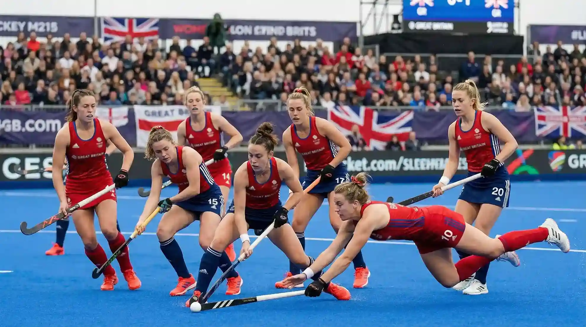 Britse hockeyvrouwen in actie tijdens een internationale wedstrijd