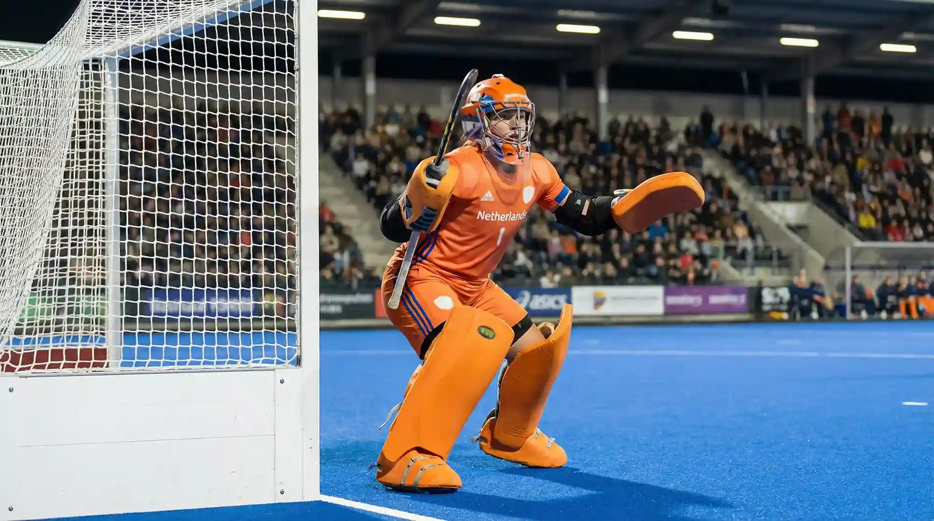 Anne Veenendaal als keeper van het Nederlandse hockeyteam