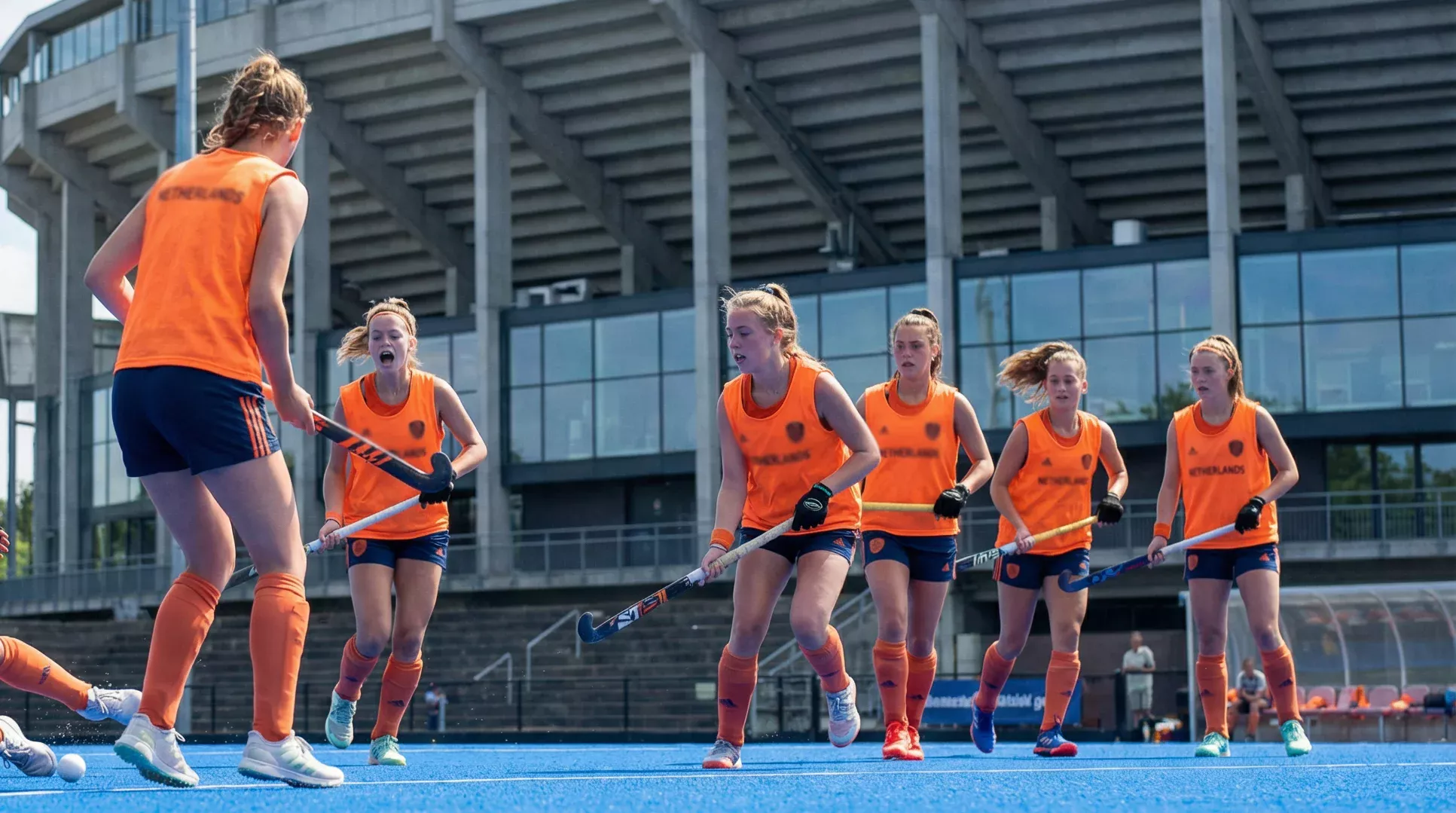 Jonge Nederlandse hockeytalenten trainen samen op het veld