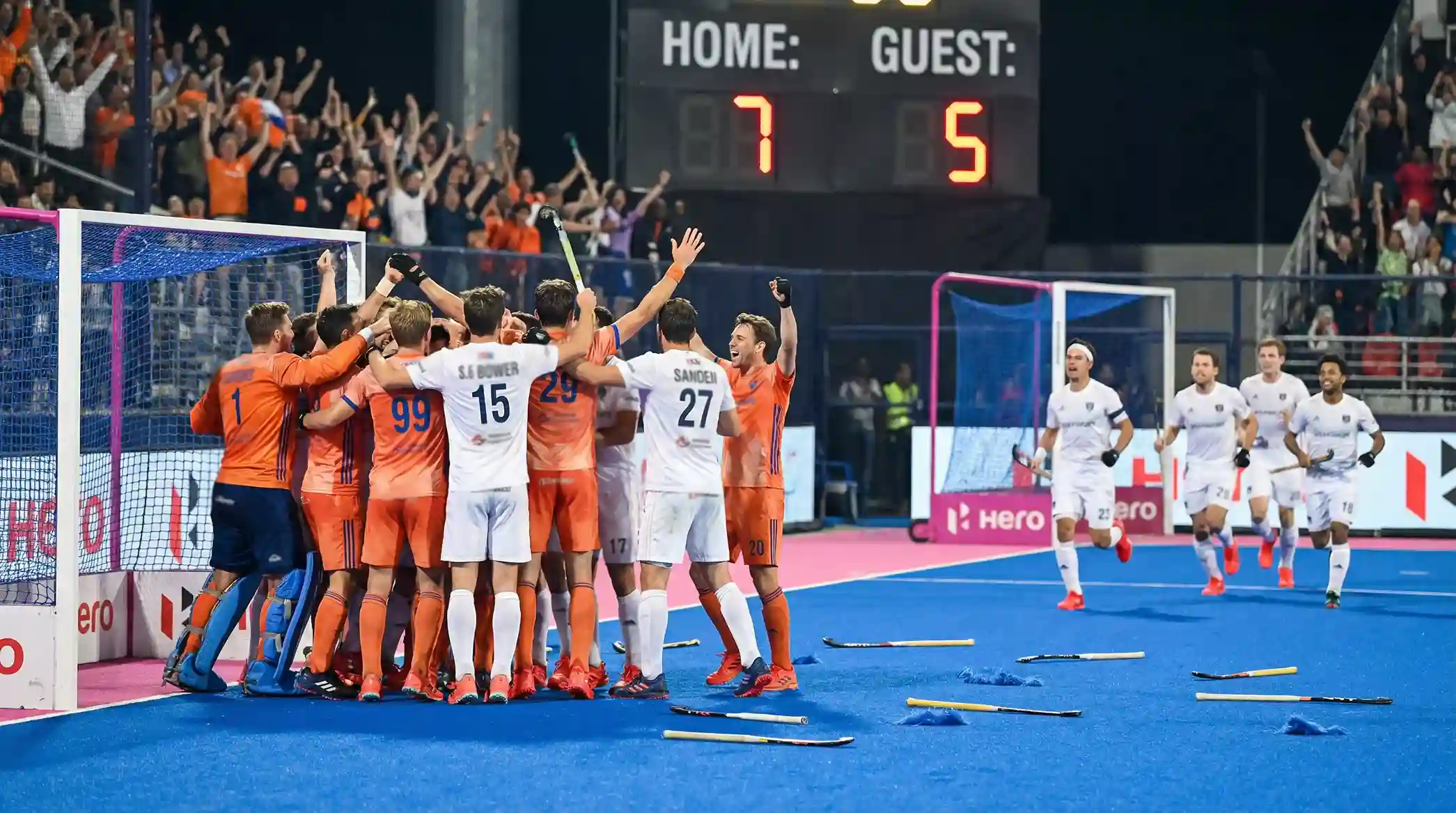 Doelpuntrijke hockeywedstrijd met meerdere goals