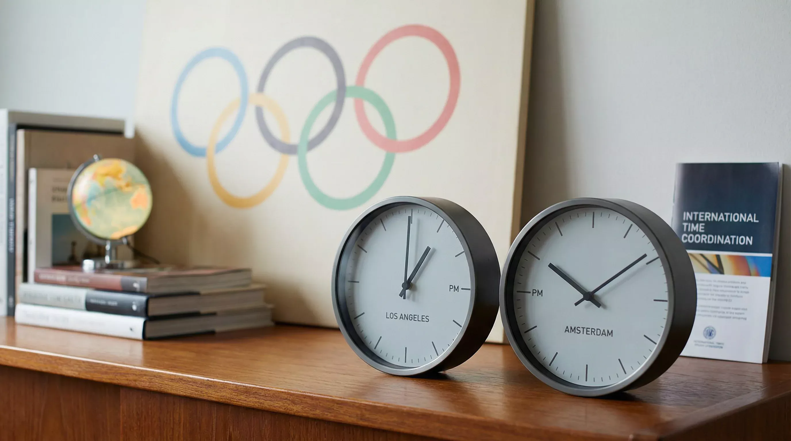 Wereldklok met Los Angeles en Amsterdam tijdzones voor olympische planning