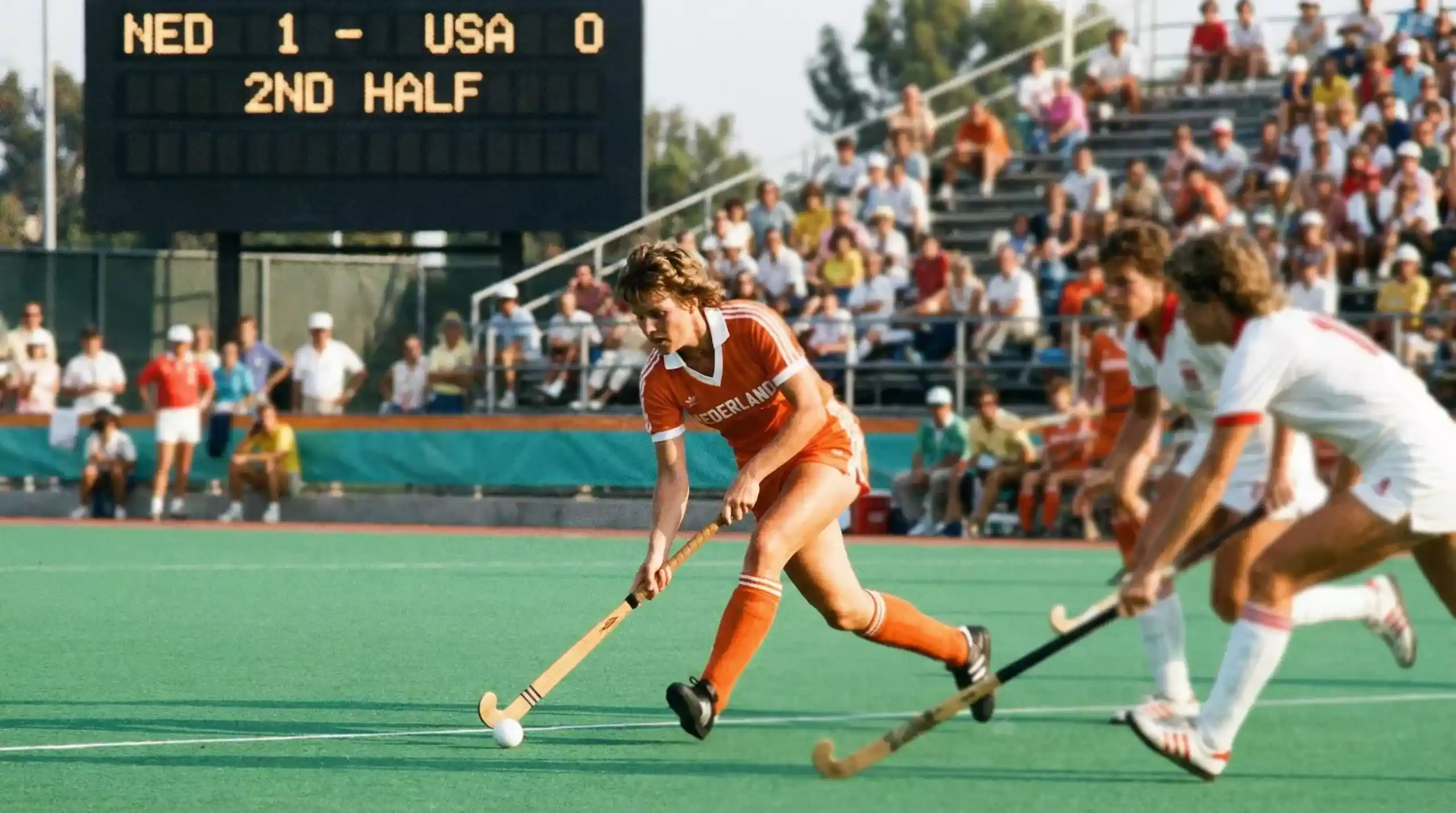 Hockeyvrouwen in actie op het kunstgrasveld tijdens de Olympische Spelen van 1984
