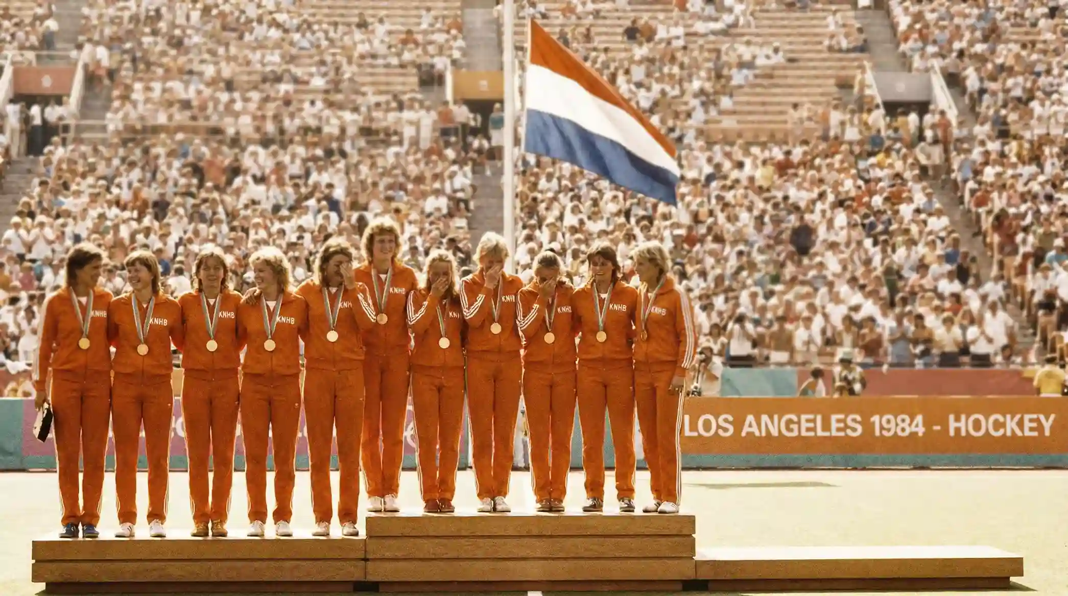 Het Nederlandse hockeyteam op het erepodium met gouden medailles in Los Angeles 1984