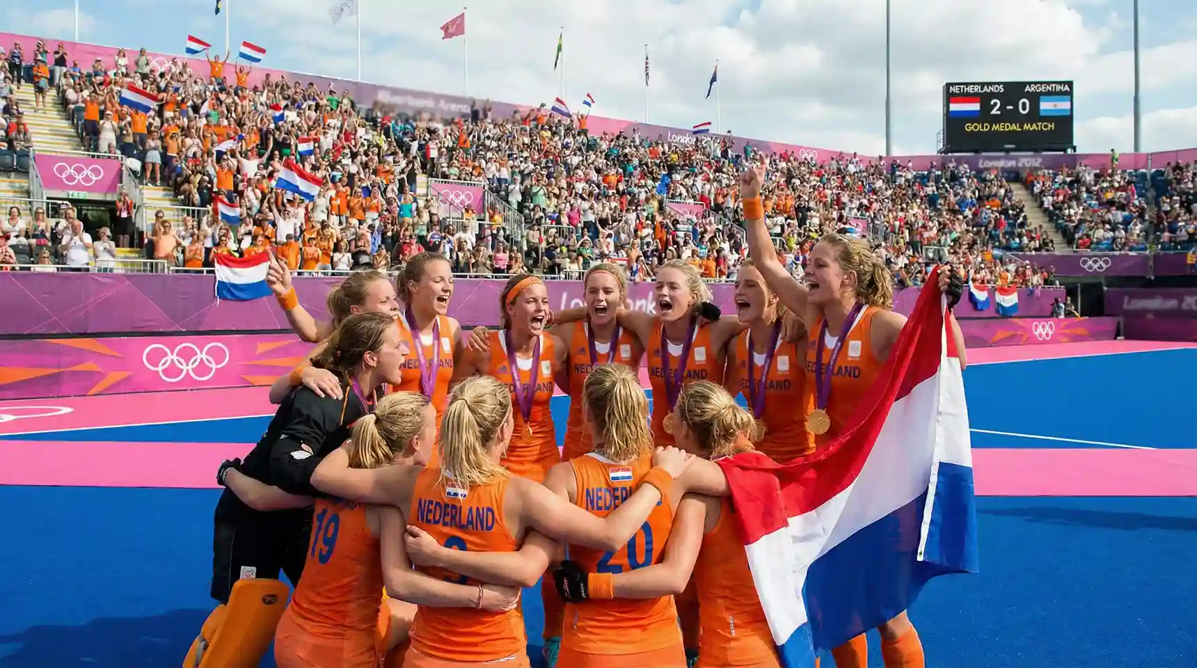Nederlandse hockeysters juichen na het winnen van olympisch goud in Londen