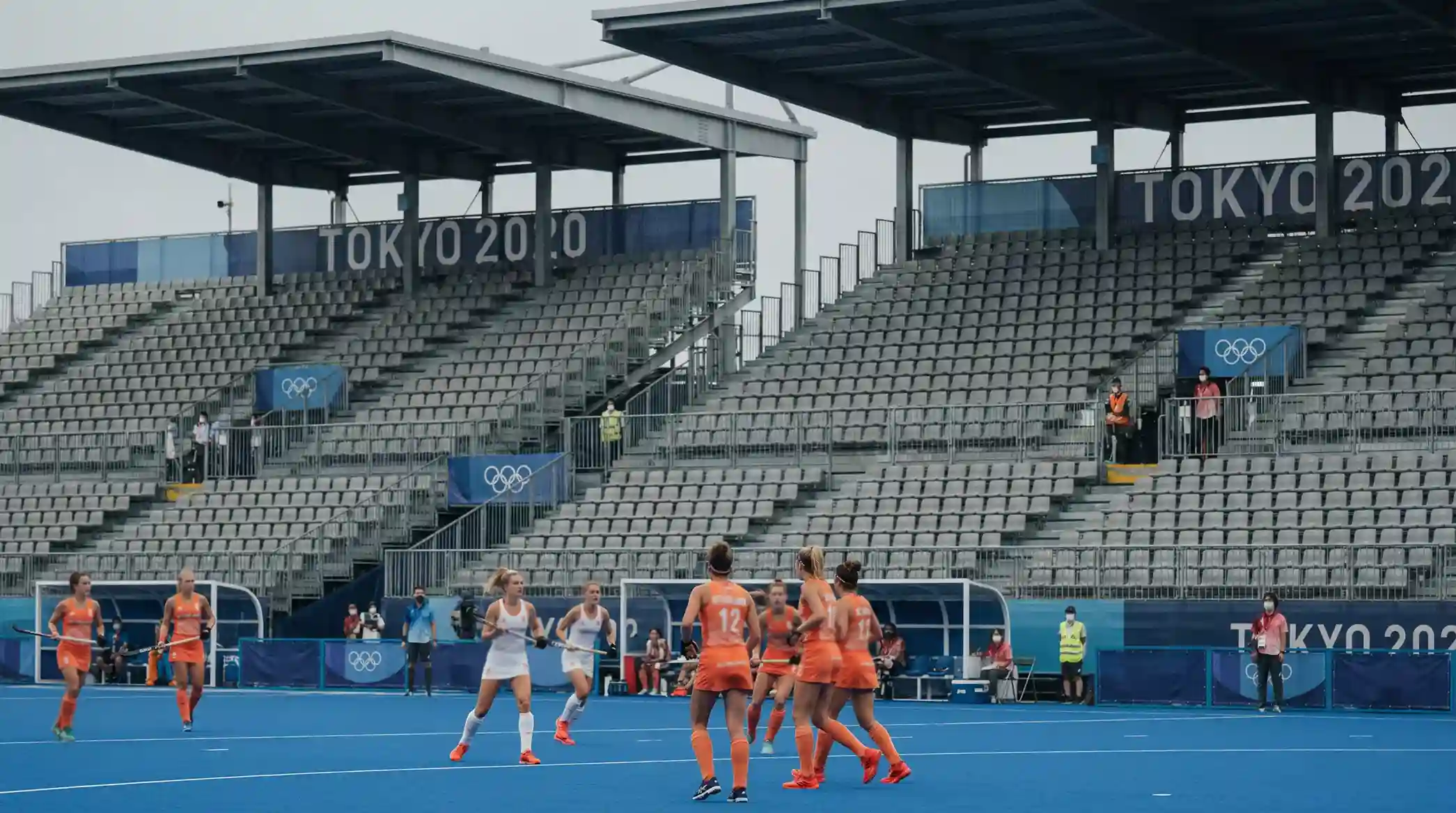 Hockeywedstrijd in leeg Oi Hockey Stadium tijdens de Olympische Spelen van Tokio