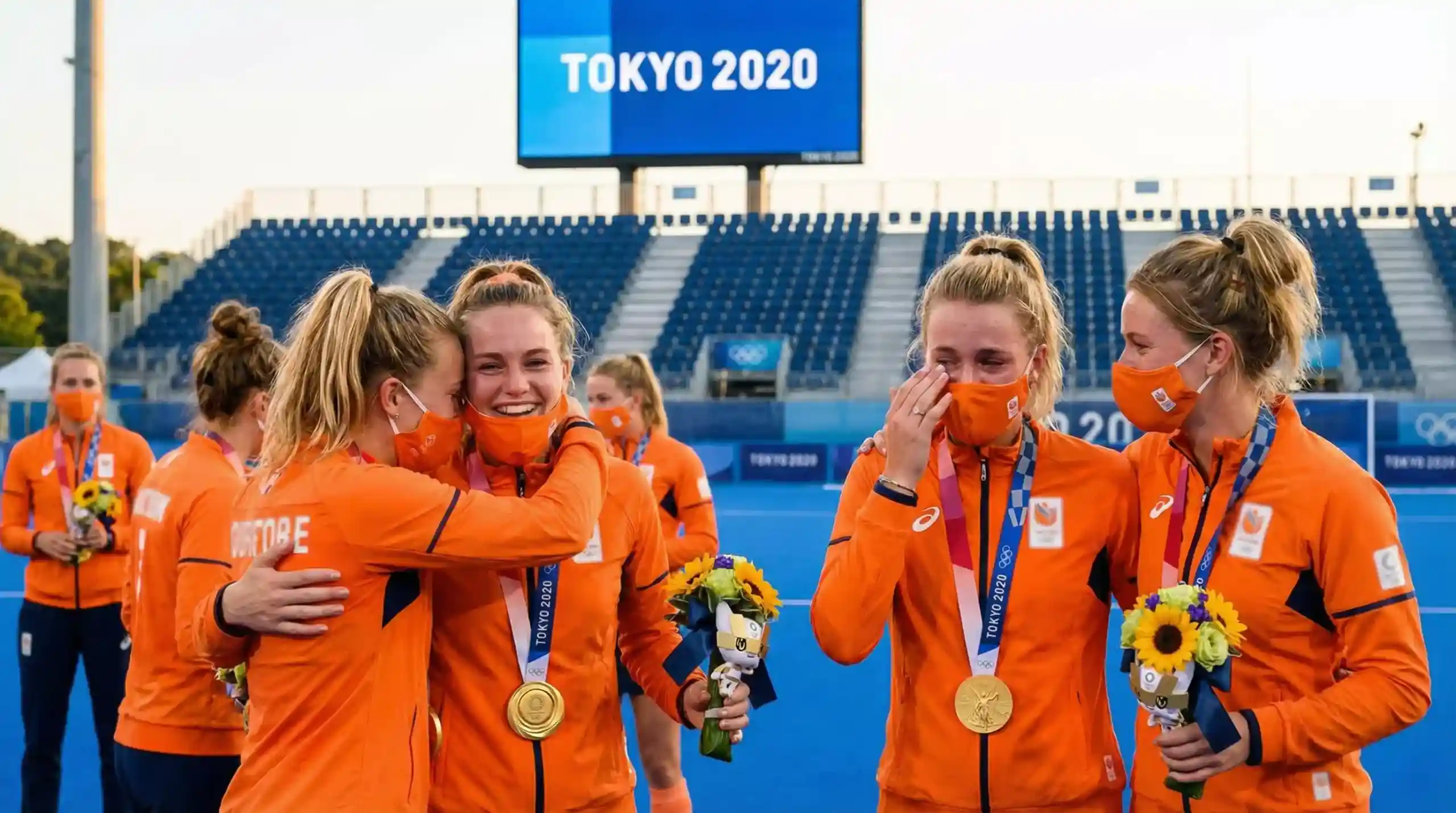 Nederlandse hockeysters met gouden medailles na de olympische finale in Tokio